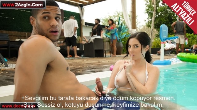 Havuz partisindeyken tanıştığı mavi gözlü kızla sikişip sevgilisini aldattı